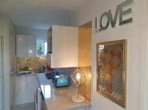 Book Now Affordable Cute Cozy studio with Carpark 23
